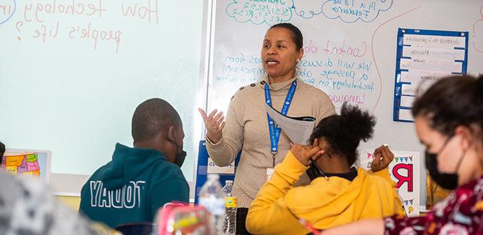 BSU student teacher teaching in front of white boards with notes written in English 和 Spanish