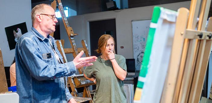 Professor 科林斯慕斯 talking to student about her painting